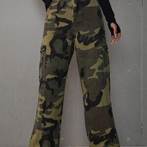 Camp print flap pocket boyfriend pant